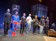 Καταχειροκροτήθηκε η πρεμιέρα της παράστασης «Ξανθιά Φράουλα» του Μίνο Μπελέι