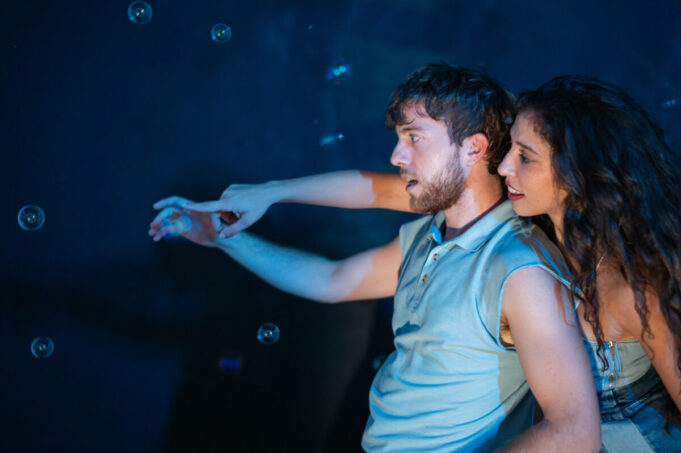 Συνέντευξη με τον Κωσταντή Ντίσιο με αφορμή την παράσταση "Πιρούνια σε ακριβά σπορτέξ"