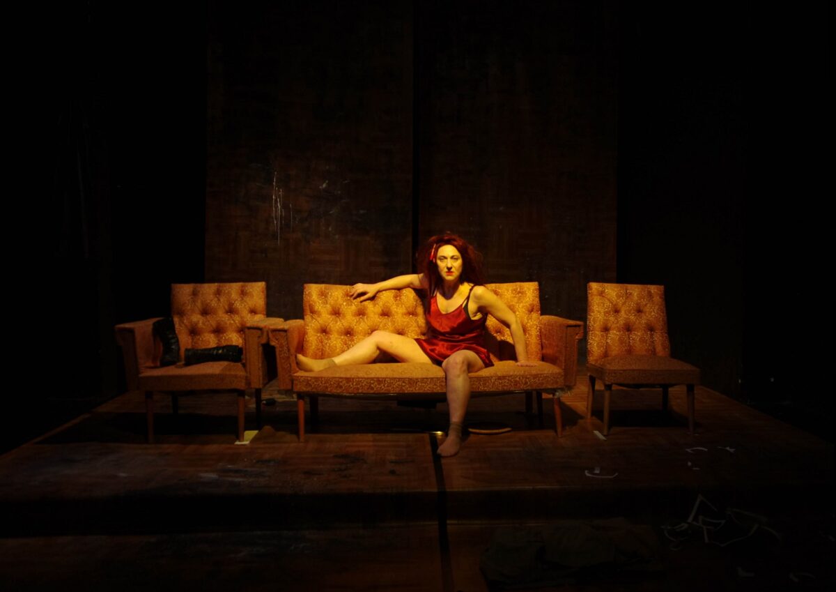 Η μεταφορά του πεζού λόγου στη σκηνή