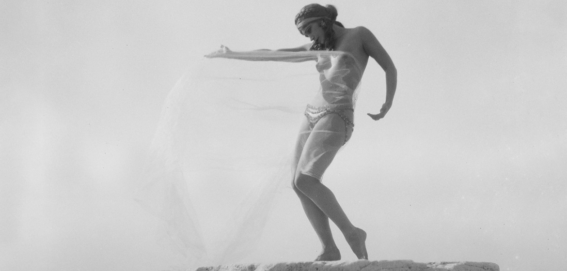 Κριτική για την παράσταση "Με το βλέμμα της Nelly's"